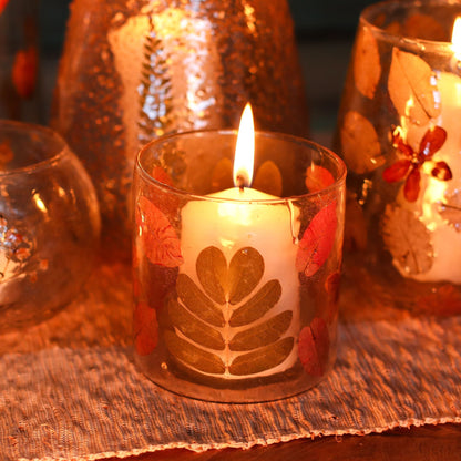 Portavelas de vidrio reciclado – Primavera 8x8 CM con hojas prensadas, vela tipo tea light encendida en portavelas botánico de vidrio reciclado