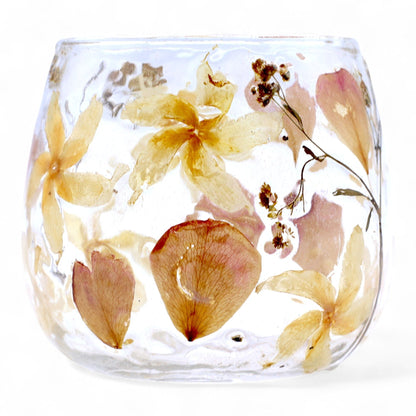 Alt Tag: Portavelas de vidrio reciclado – Rosa 8x8 CM, portavelas de vidrio reciclado con flores prensadas rosa y beige, vista frontal