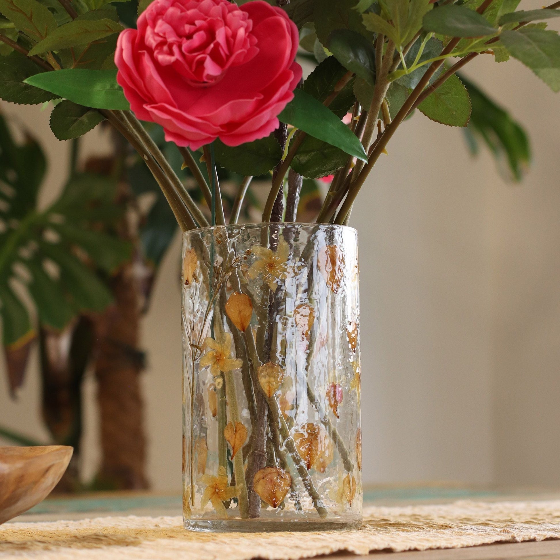Portavelas de vidrio reciclado – Rose 19x11 CM con flores secas prensadas en vidrio reciclado, con tallos con rosa rosa