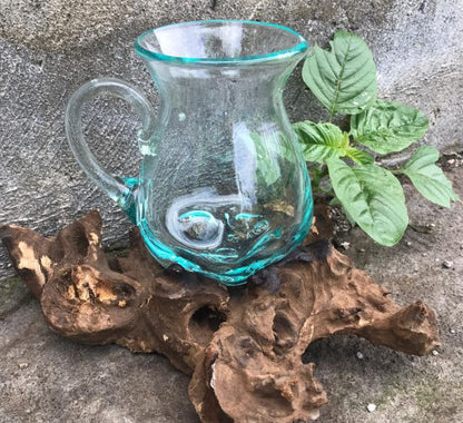 Recycled Glass Water Jug – 18x10 CM Artisan Blend, jarra artesanal de vidrio reciclado sobre raíz de madera Gamal, acabado azul verdoso