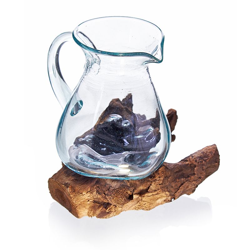 Recycled Glass Water Jug – 18x10 CM Artisan Blend, jarra de vidrio reciclado hecha a mano sobre base de raíz de madera Balinesa
