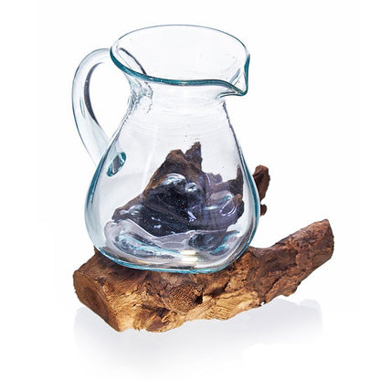 Recycled Glass Water Jug – 18x10 CM Artisan Blend, jarra de vidrio reciclado hecha a mano sobre base de raíz de madera Balinesa