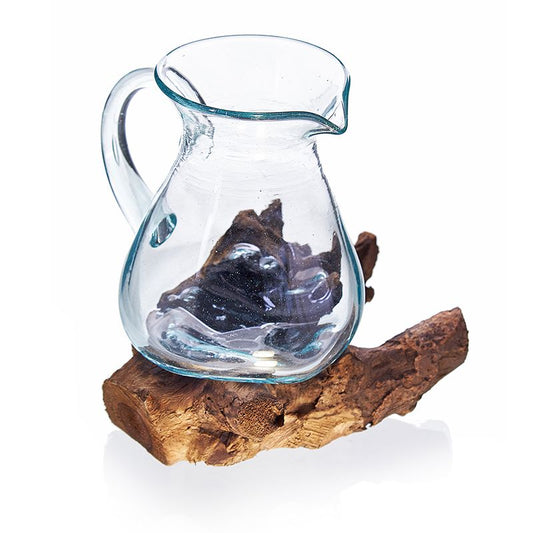 Recycled Glass Water Jug – 18x10 CM Artisan Blend, jarra de vidrio reciclado hecha a mano sobre base de raíz de madera Balinesa