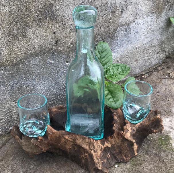 Recycled Glass Tasting Set – 500ML con botella y dos vasos de vidrio reciclado sobre base de madera Gamal balinesa