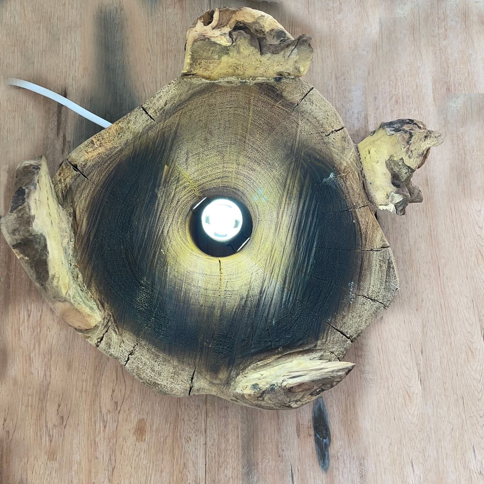 Alt-Tag: Recycelte geschmolzene Glas-Fischschale – 32CM von oben gesehen, geformte Schale aus recyceltem Glas auf Gamal-Holzbasis
