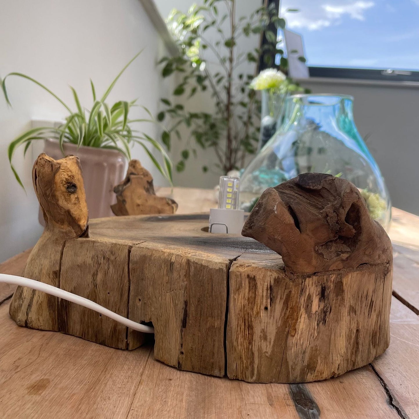 Fischschale aus recyceltem, geschmolzenem Glas – 32CM auf einem Sockel aus recyceltem Gamal-Holz, handgeblasene Glasschale für den Tisch