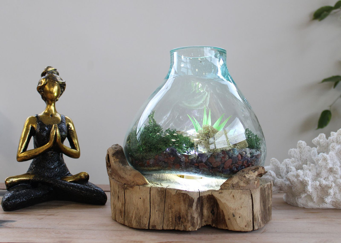 Fischschale aus recyceltem geschmolzenem Glas – 32CM auf rustikalem Holzsockel mit Steinen und Luftpflanzen, präsentiert als Tischdekoration auf dem Tisch