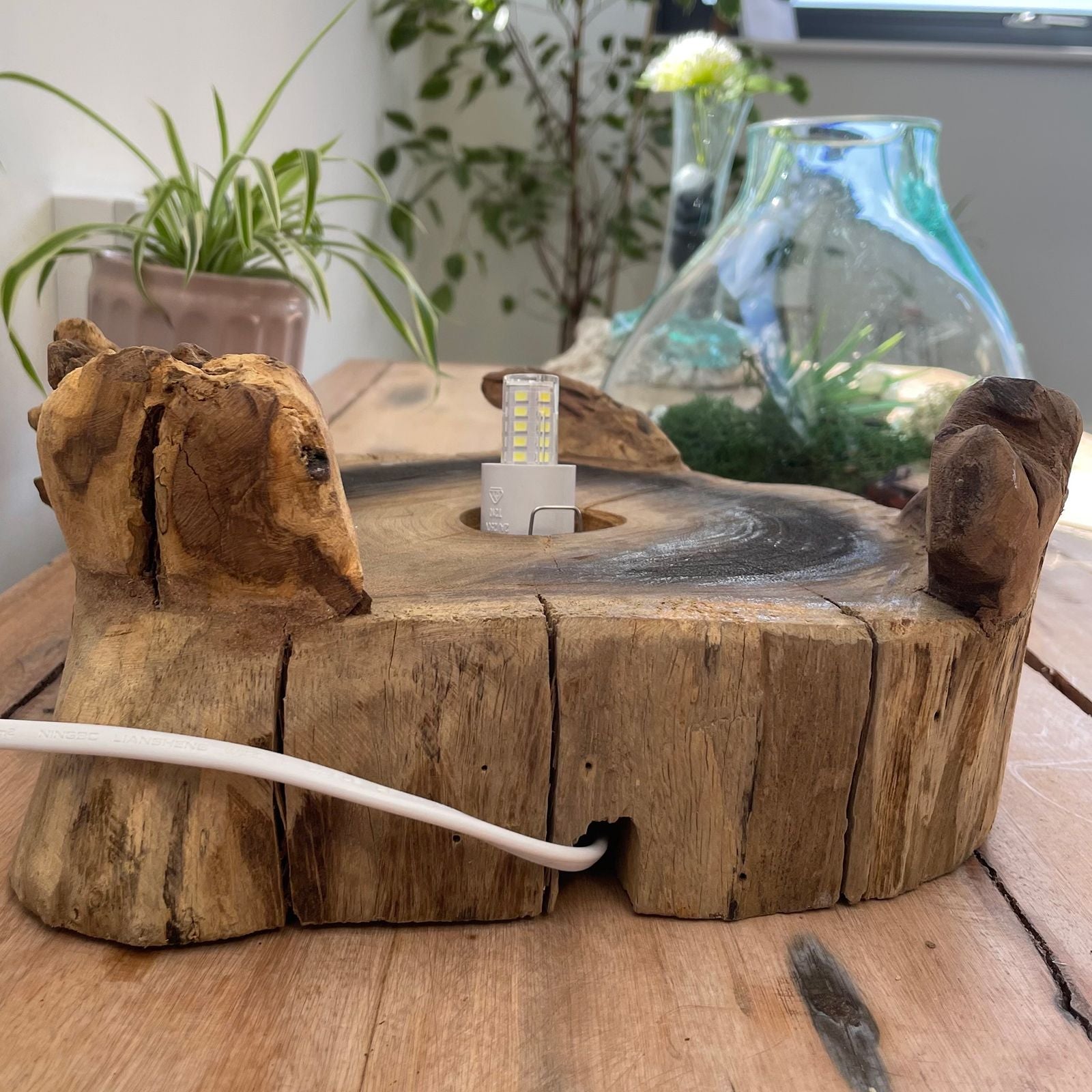 Recycelte Fish Bowl aus geschmolzenem Glas – 32CM auf einem Sockel aus recyceltem Gamal-Holz, mundgeblasene Glasschale in organischer Form zur Dekoration
