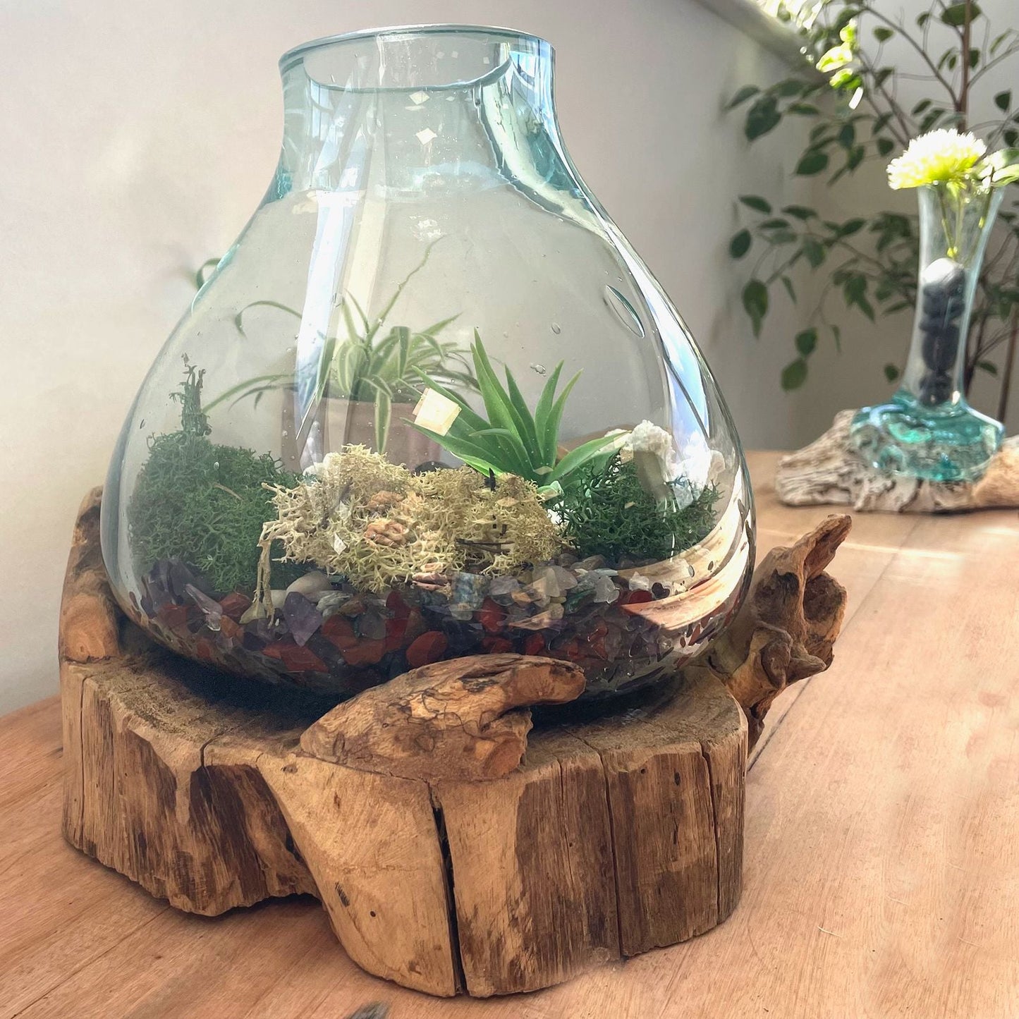 Alt-Tag: Fish Bowl aus recyceltem geschmolzenem Glas – 32CM aus recyceltem Glas auf Gamal-Holzsockel, dekoriert mit Steinen und Pflanzen auf einem Tisch