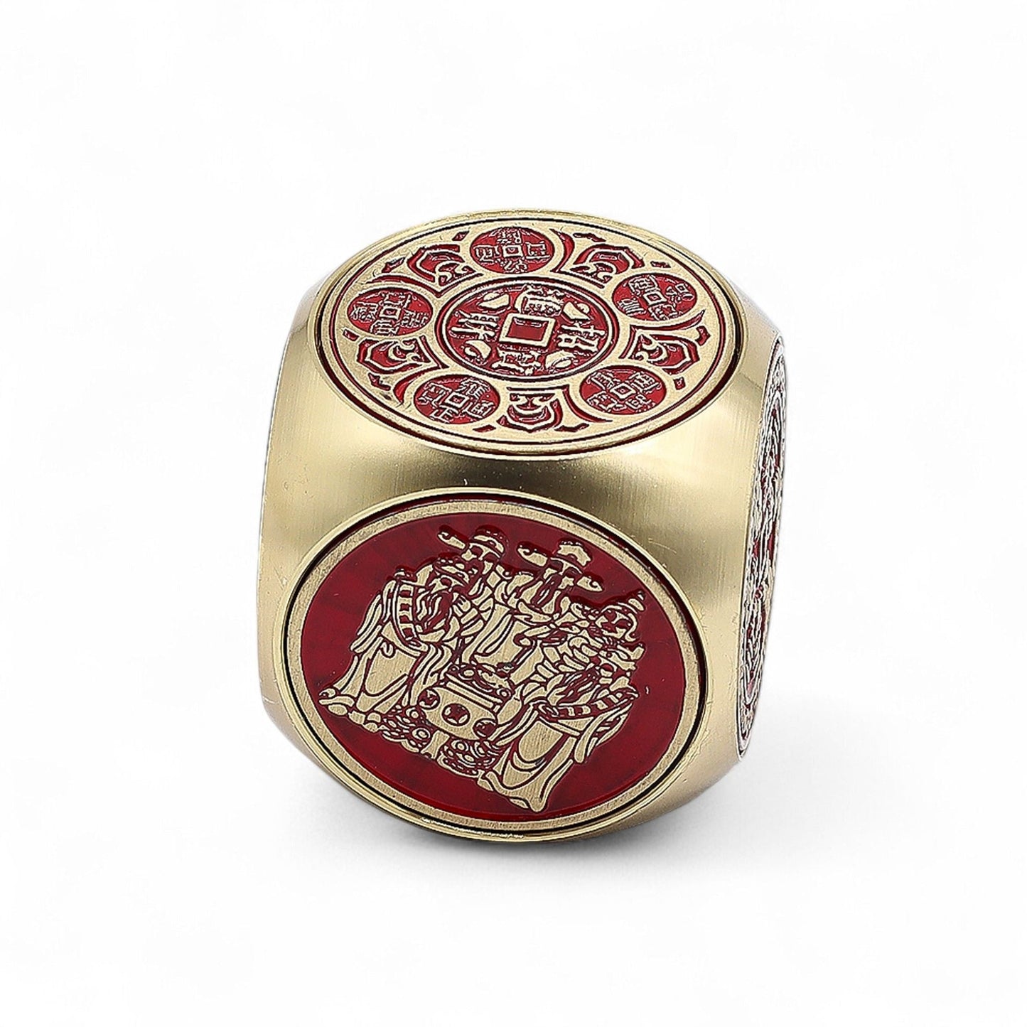 Alt Tag: Red Brass Prosperity Spinner – 4x4 CM, spinner decorativo rojo y latón con grabados simbólicos, vista en ángulo sobre fondo blanco