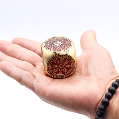 Alt Tag: Red Brass Prosperity Spinner – 4x4 CM en latón rojo con grabado Feng Shui, tamaño compacto, sostenido en la mano
