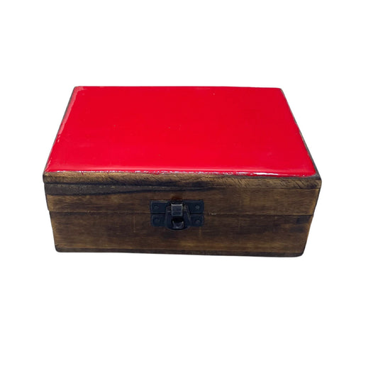 Alt Tag: Röd keramisk glaserad låda i mangoträ – 15x10x6 CM, handgjord förvaringslåda i mangoträ med rött keramiskt glaserat lock och metallspänne