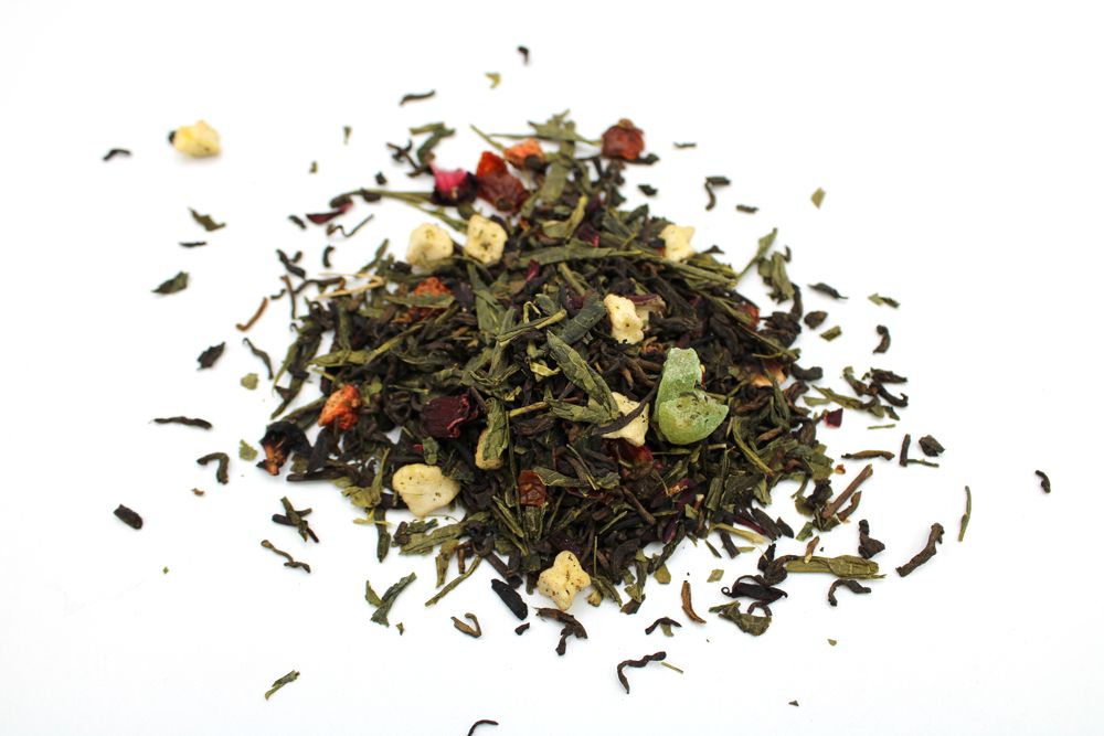 Alt Tag: Red & Green Artisan Tea Blend – Kiwi Strawberry 50G mezcla de té suelto con hojas verdes y trozos de fruta sobre fondo blanco