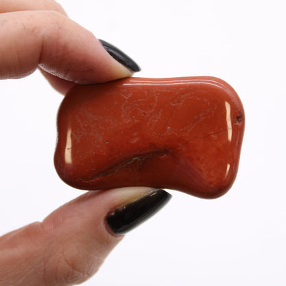 Alt Tag: Red Jasper Gemstone – 6 Large African Tumble Stones, piedra rodada grande de jaspe rojo africano sostenida con los dedos
