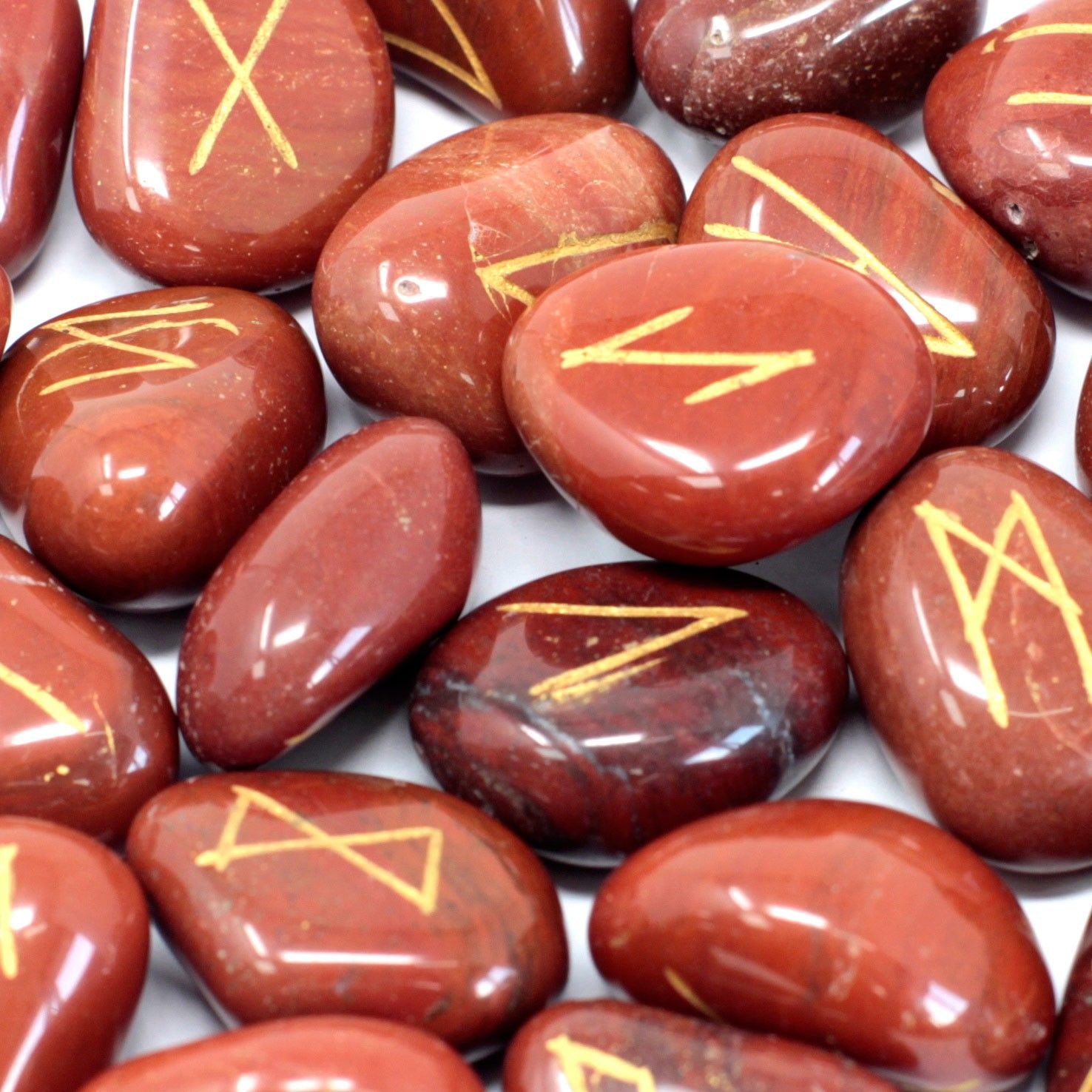 Red Jasper Rune Stone Set – 11x9 CM, piedras rúnicas de jaspe rojo pulido con símbolos grabados en dorado