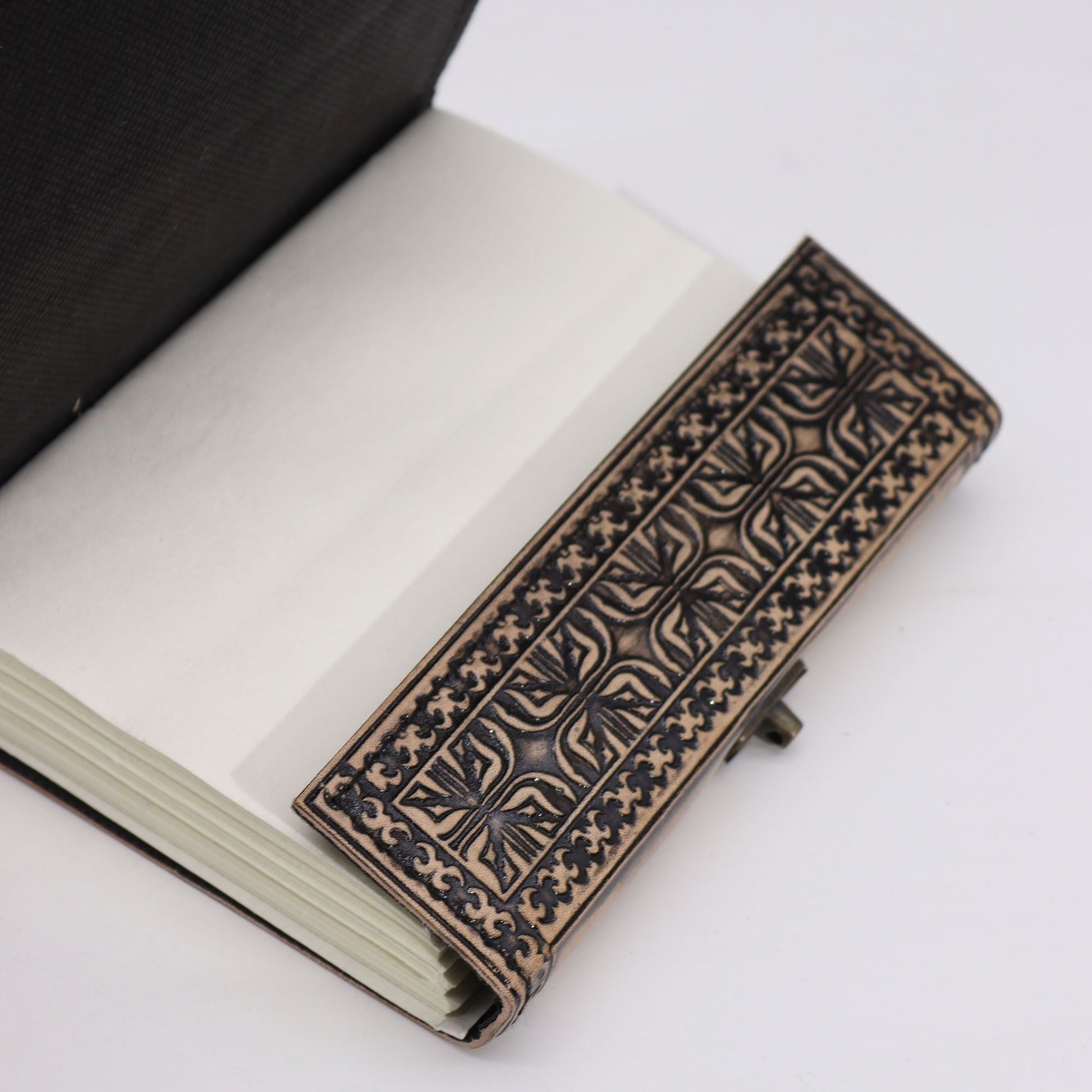Alt Tag: Red Tan Leather Notebook – 200 Pages – 17.5x12.5x3 CM open journal showing blank pages and embossed leather cover detail