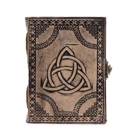 Alt Tag: Rödbrun läderanteckningsbok – 200 sidor, 17.5x12.5x3 CM med präglat keltiskt triquetra-omslag och stängning med spänne