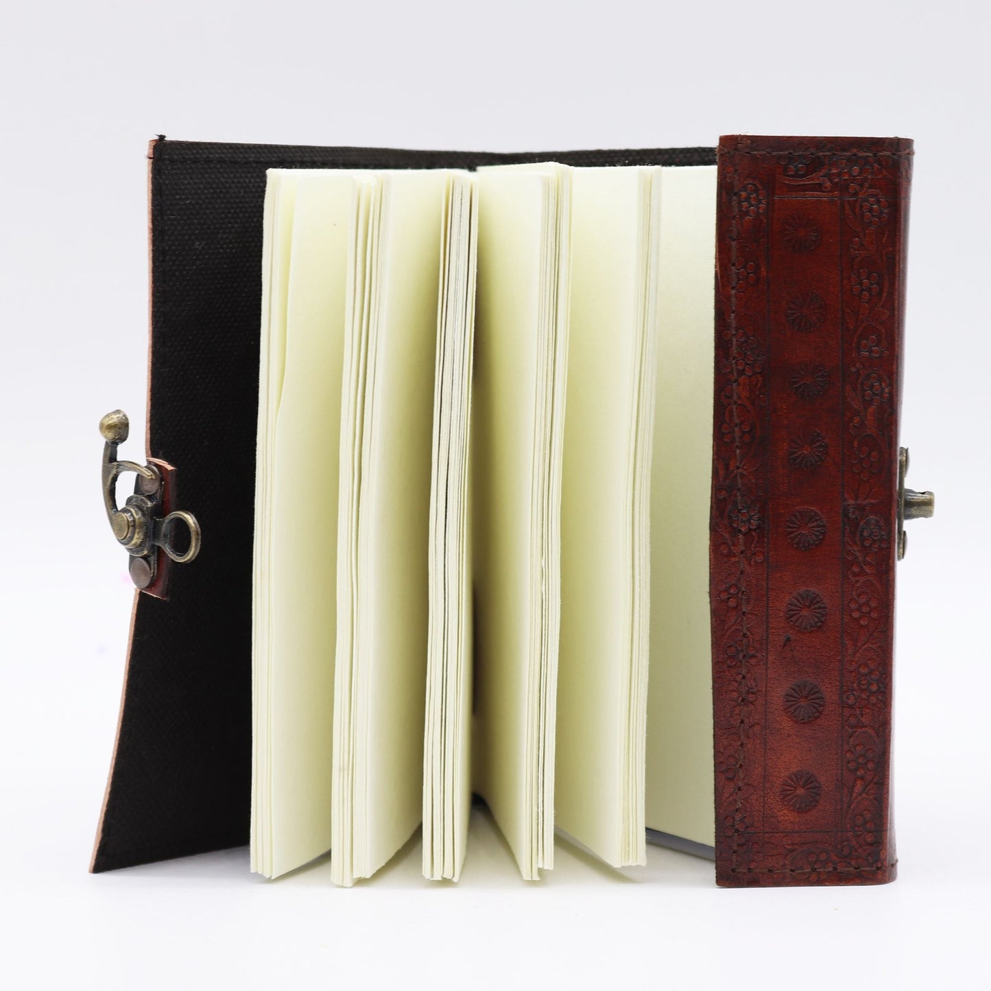 Alt Tag: Red Tan Leather Notebook – 200 Pages abierto, encuadernación de cuero genuino rojo tan con broche metálico y papel premium