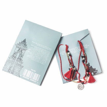 Red Temple String Bracelet – Endless Knot pulsera unisex de hilo rojo con cuentas metálicas, borlas y dije, sobre tarjeta