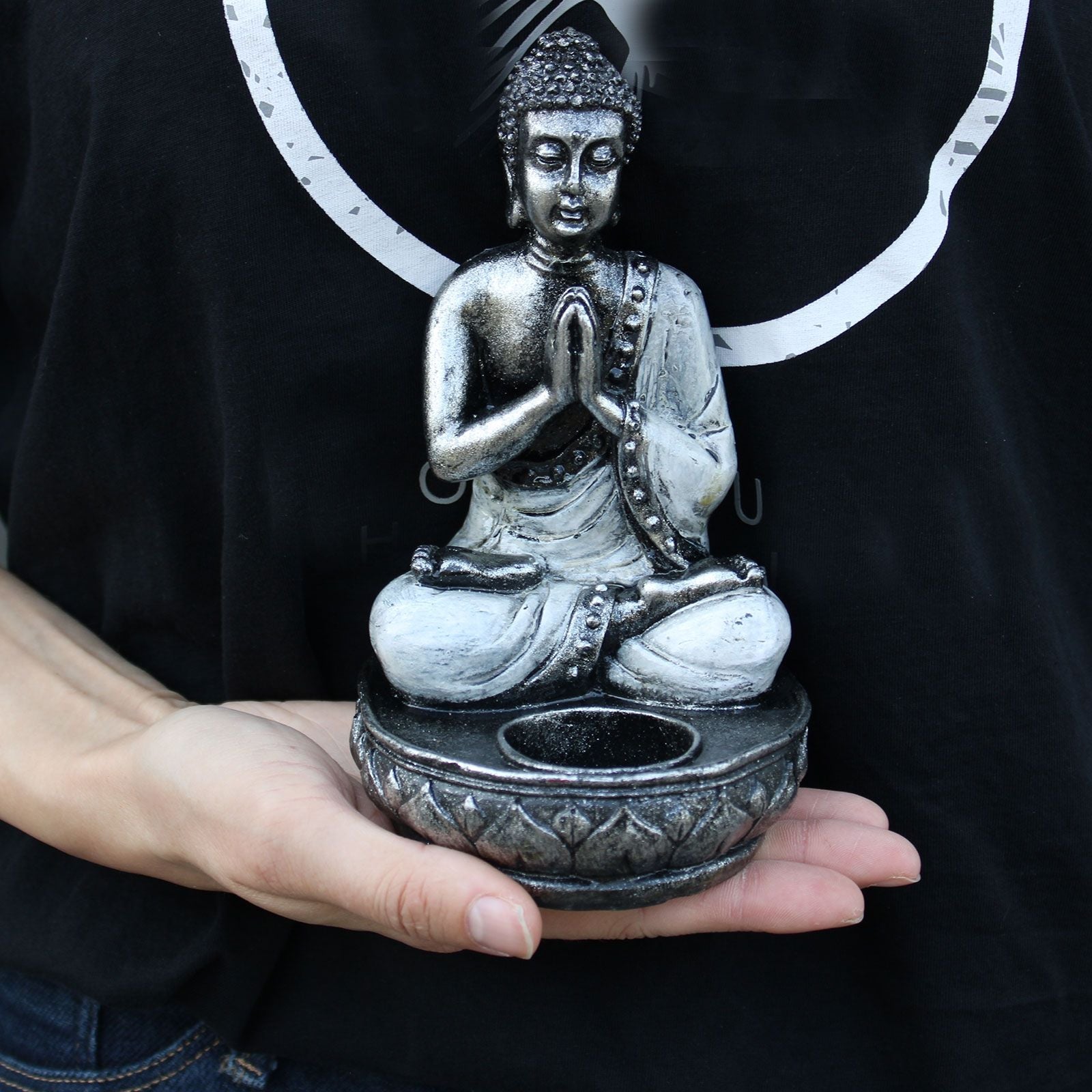 Alt Tag: Buddha-ljusstake i resin – vit, medium – sittande Buddha med bedjande händer och ljuskopp, dekoration i mediumstorlek