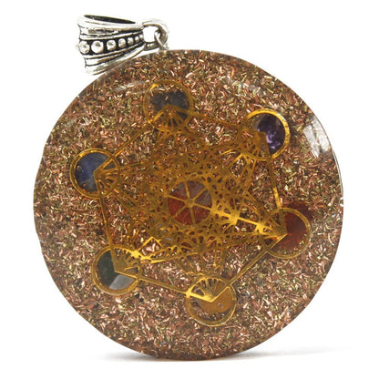 Alt Tag: Resin Gemstone Orgonite Pendant – Large Chakra redondo de resina con virutas metálicas, símbolos dorados y detalles de gemas, colgante grande