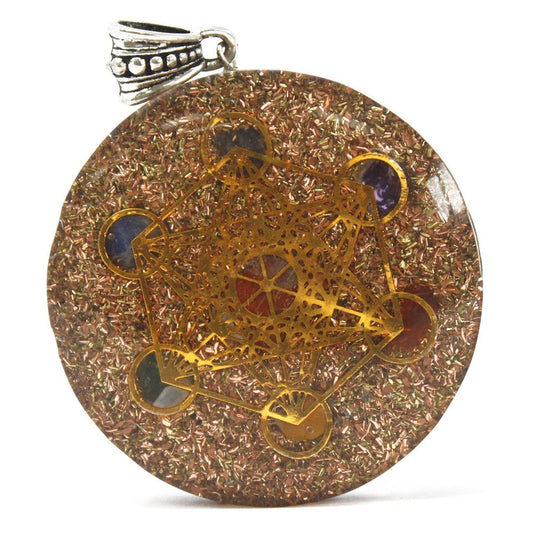 Alt Tag: Resin Gemstone Orgonite Pendant – Large Chakra redondo de resina con virutas metálicas, símbolos dorados y detalles de gemas, colgante grande