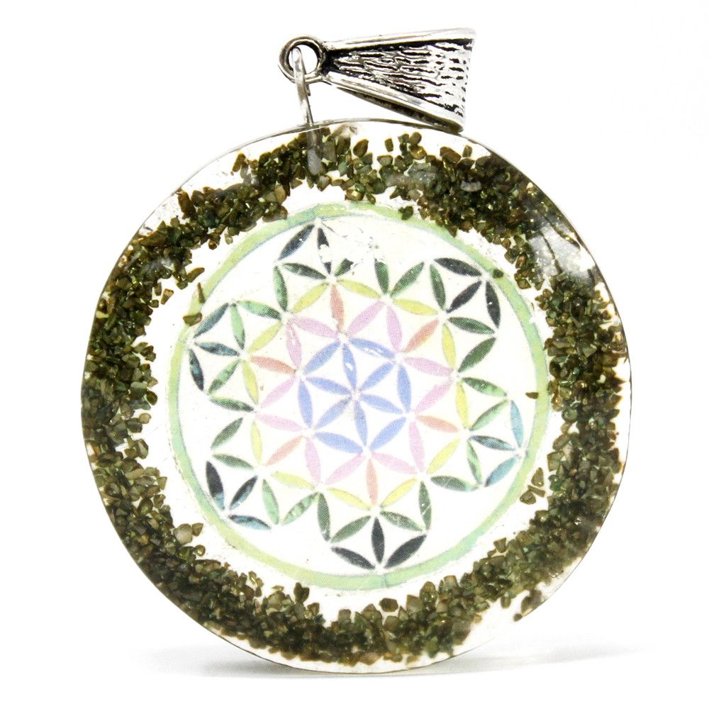 Resin Greenstone Mandala Pendant – 4x4 CM colgante redondo de resina con chips de piedra verde y diseño mandala geométrico
