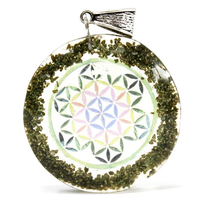 Resin Greenstone Mandala Pendant – 4x4 CM colgante redondo de resina con chips de piedra verde y diseño mandala geométrico