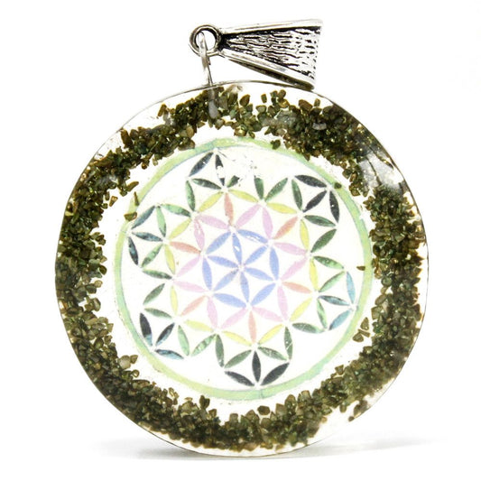 Resin Greenstone Mandala Pendant – 4x4 CM colgante redondo de resina con chips de piedra verde y diseño mandala geométrico