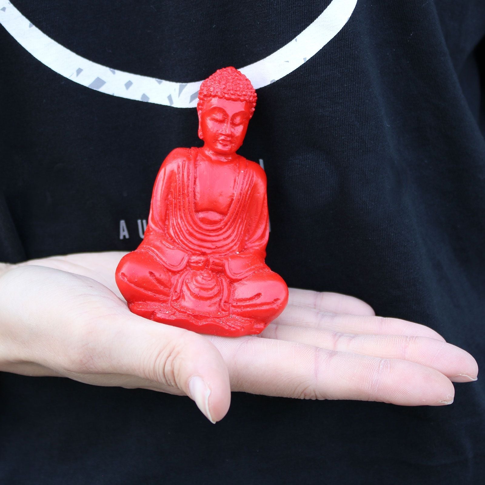 Mini Buda de resina pintado a mano – colores surtidos figura de Buda de resina roja sentada en posición de meditación sobre la palma de una mano