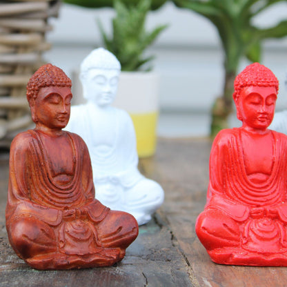 Mini Buda pintado a mano en resina – colores surtidos set de tres pequeñas figuritas de Buda sentado en rojo, marrón y blanco