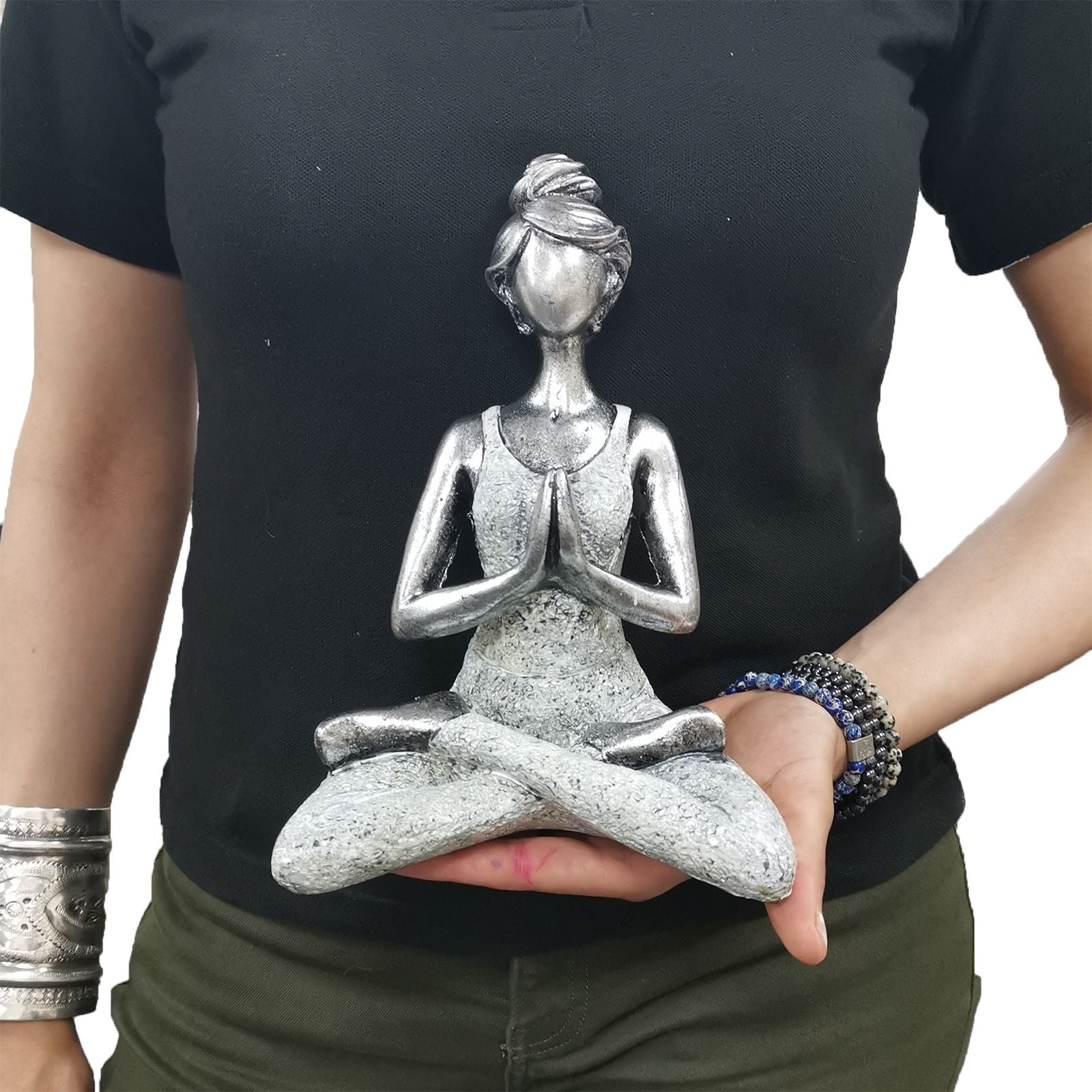 Resin Yoga Lady Figure – Silber & Weiß 24CM, silber-weiße Frauenfigur aus Resin in sitzender Yoga-Pose, in den Händen gehalten