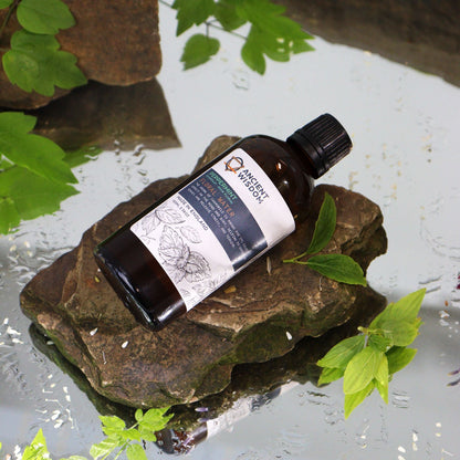 Alt Tag: Revitalizing Peppermint Hydrolat – 100ML en frasco ámbar sobre piedras con hojas verdes, agua floral de menta piperita 100 ml