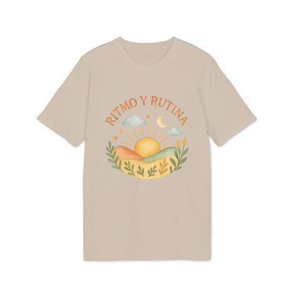 Alt Tag: Ritmo Rutina Organica Premium Unisex T-Shirt beige con gráfico “Ritmo y Rutina” de sol naciente, nubes y paisaje