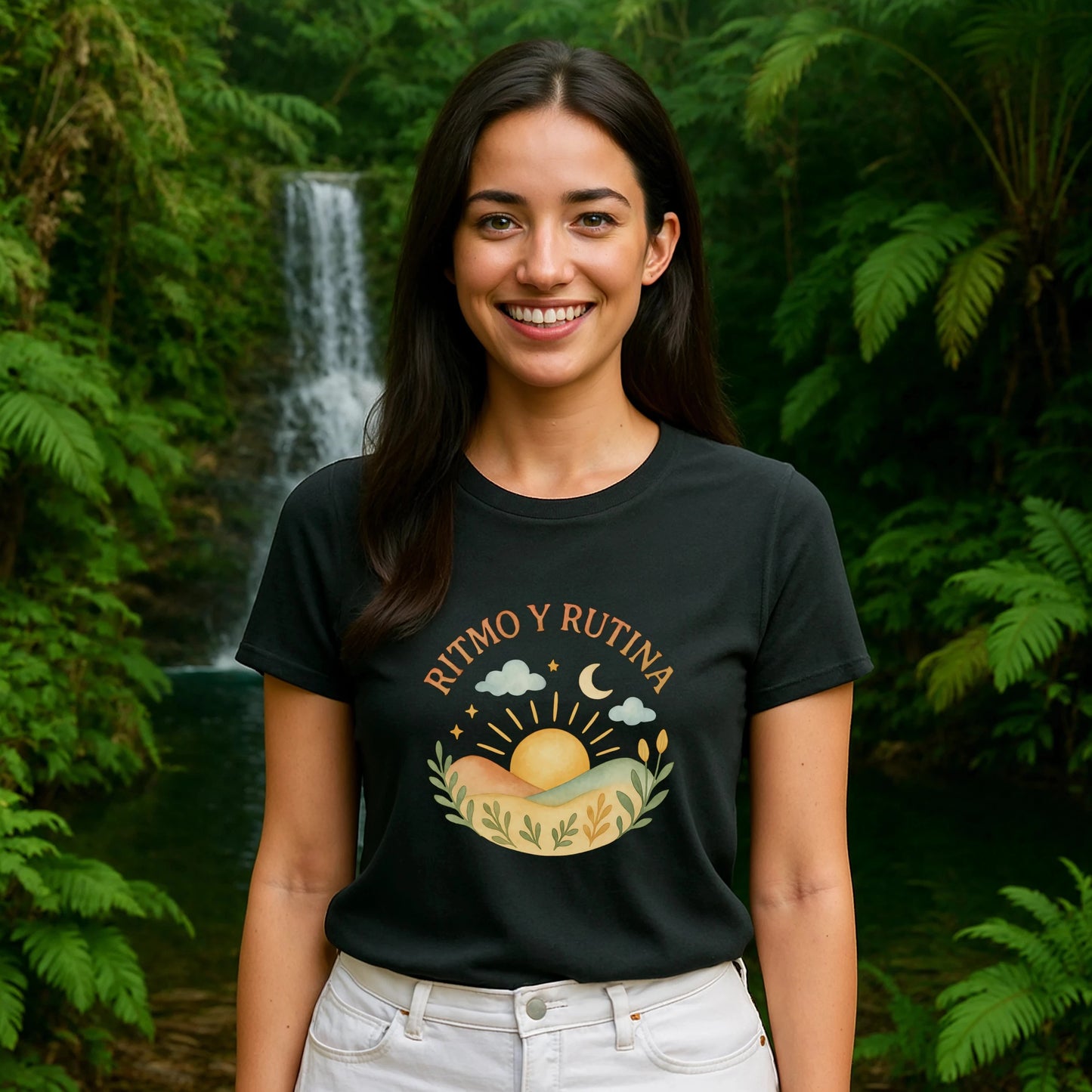 Alt Tag: Ritmo Rutina Organica Premium Unisex T-Shirt con diseño “Ritmo y Rutina” en modelo, fondo de cascada y selva