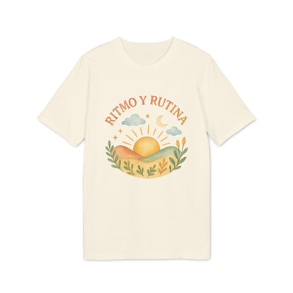 Ritmo Rutina Organica Premium Unisex T-Shirt color crema con diseño de amanecer, montañas, nubes y texto “RITMO Y RUTINA”