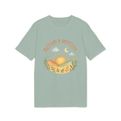 Ritmo Rutina Organica Premium Unisex T-Shirt en color verde salvia con gráfico “Ritmo y Rutina” de sol, luna, nubes y paisaje
