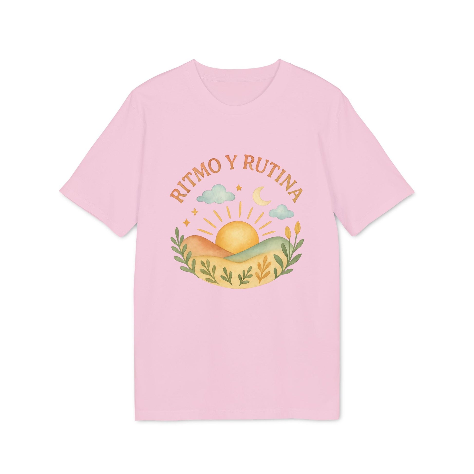 Alt Tag: Ritmo Rutina Organica Premium Unisex T-Shirt camiseta unisex rosa con gráfico de sol naciente, nubes y paisaje, texto "Ritmo y Rutina"