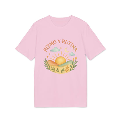 Alt Tag: Ritmo Rutina Organica Premium Unisex T-Shirt camiseta unisex rosa con gráfico de sol naciente, nubes y paisaje, texto "Ritmo y Rutina"