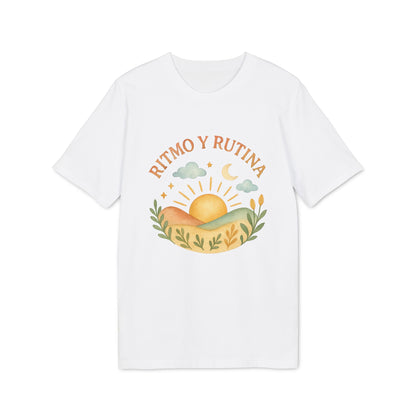 Alt Tag: Ritmo Rutina Organica Premium Unisex T-Shirt blanca con ilustración de amanecer, nubes y plantas y texto “RITMO Y RUTINA”