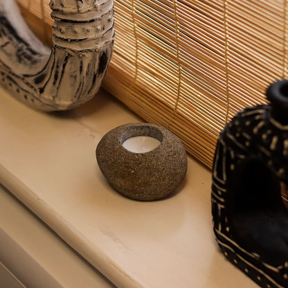 Alt-Tag: Riverstone Kerzenhalter – Single Tealight Charm aus indonesischem Flussstein geschnitzter Teelichthalter auf der Fensterbank
