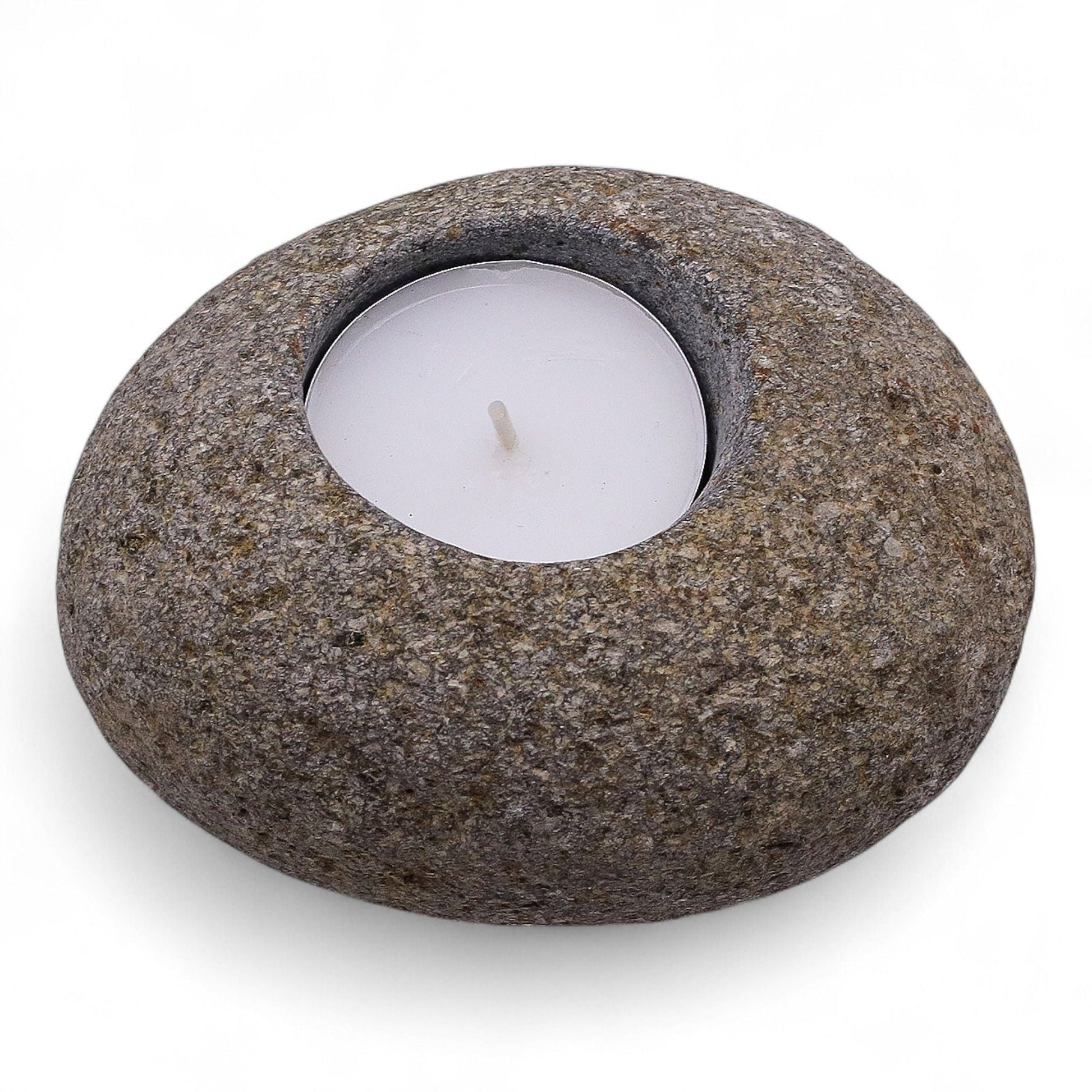 Riverstone Kerzenhalter – Charme für ein einzelnes Teelicht, Teelichthalter aus indonesischem Flussstein mit einer einzelnen weißen Kerze, 10x10x7 cm