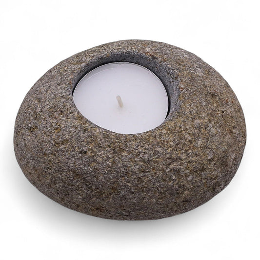 Riverstone Kerzenhalter – Charme für ein einzelnes Teelicht, Teelichthalter aus indonesischem Flussstein mit einer einzelnen weißen Kerze, 10x10x7 cm
