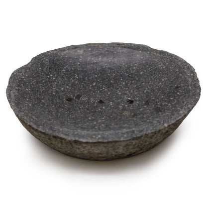 Alt Tag: Riverstone Soap Dish – 13x12 CM de piedra de río natural, jabonera redonda gris con orificios de drenaje para baño