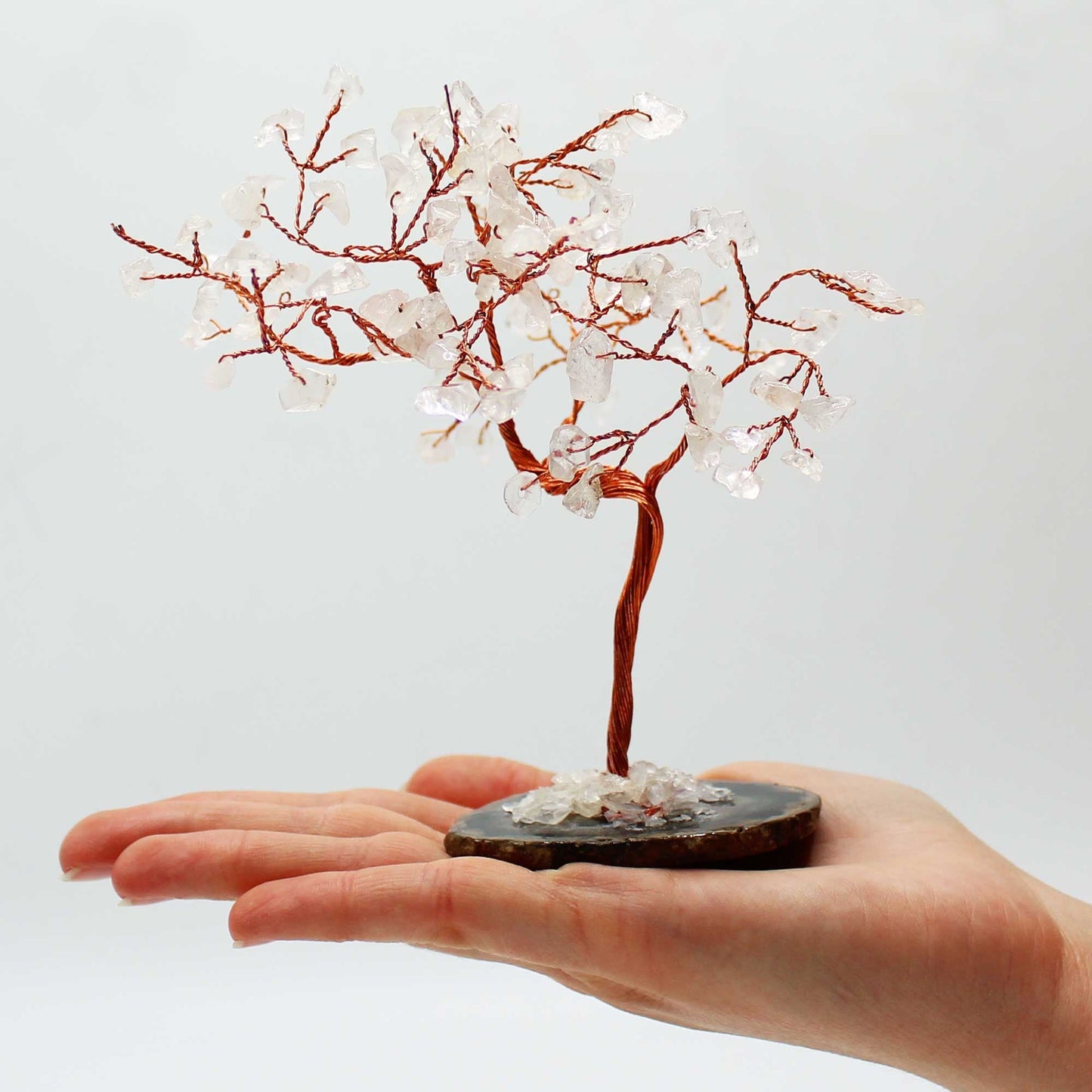Rock Quartz Edelsteinbaum – Schwarzer Achat-Sockel 100 Steine von Hand, Kupferdraht-Bonsai mit klaren Quarz-Chips auf schwarzem Achat-Sockel