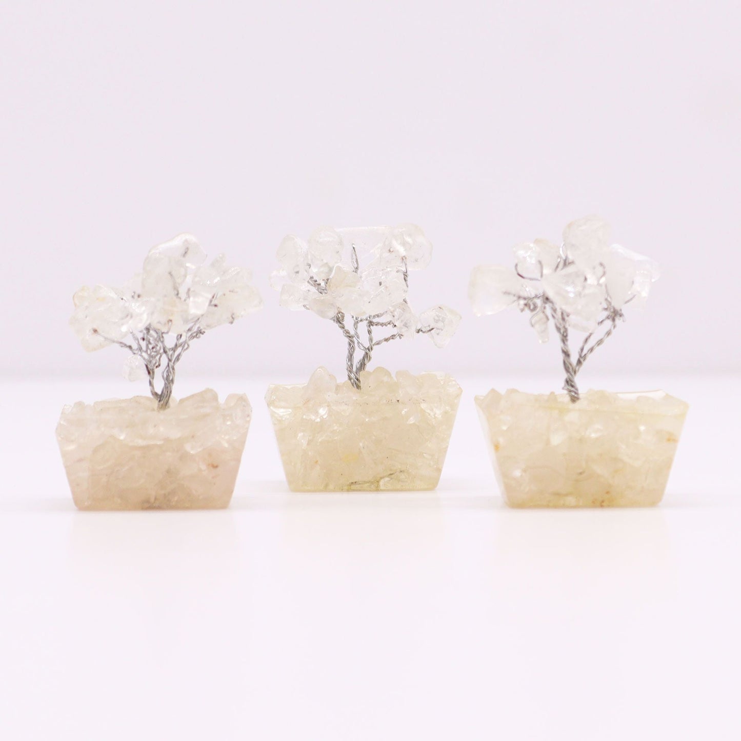 Rock Quartz Mini Gemstone Tree – 15 Stones mini árbol de cuarzo roca con 15 piedras, alambre plateado y base de orgonita, 5 cm