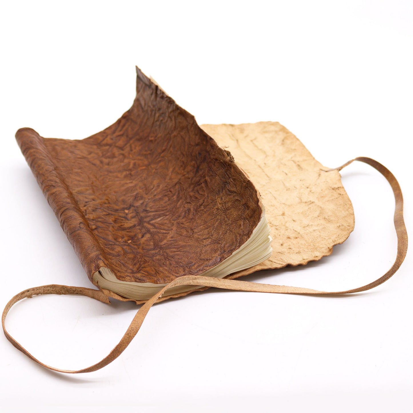 Alt Tag: Rullad reseanteckningsbok i läder – Natur (96 sidor, 21 × 15 CM) öppen handgjord läderdagbok med knytband och strukturerade sidor