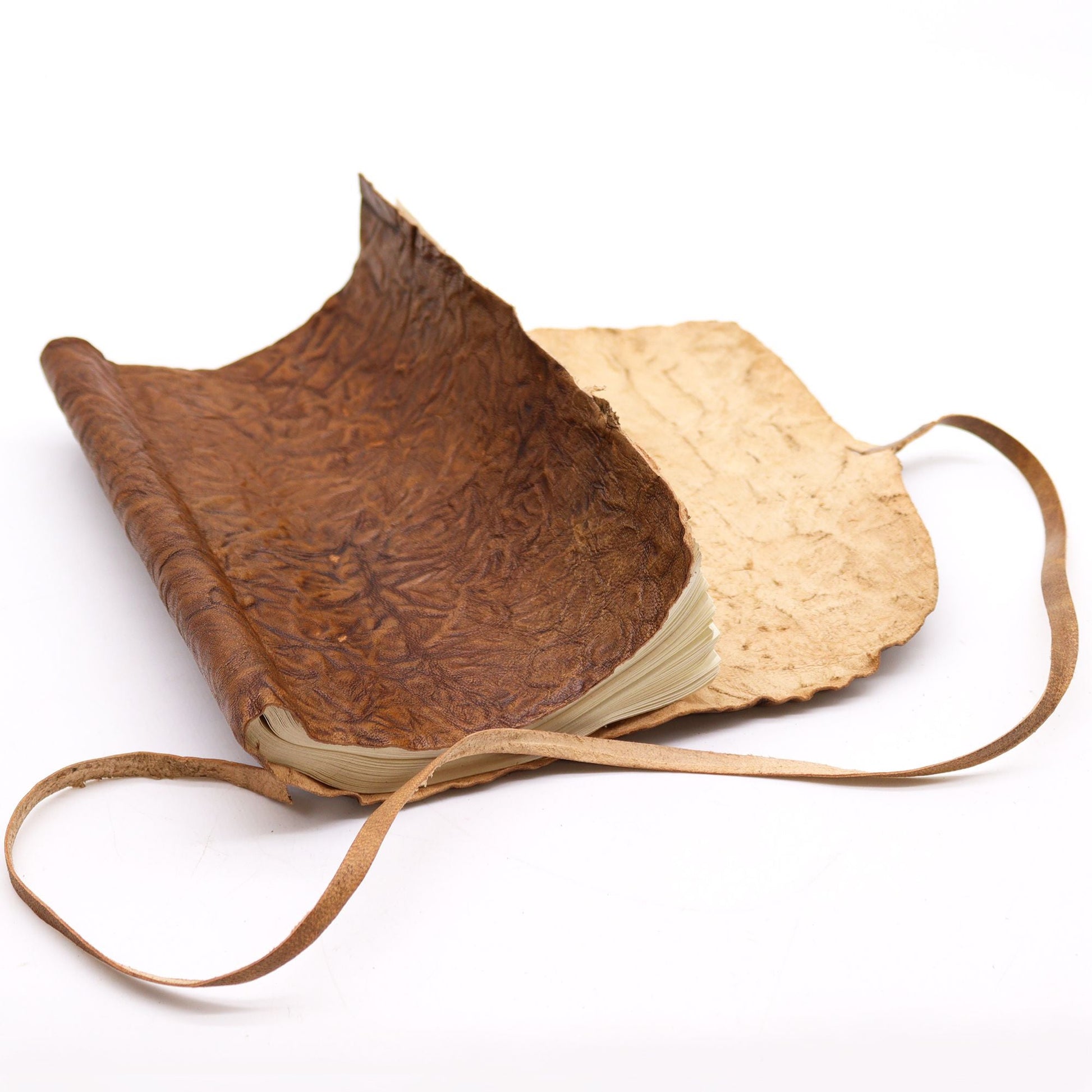 Alt Tag: Rullad reseanteckningsbok i läder – Natur (96 sidor, 21 × 15 CM) öppen handgjord läderdagbok med knytband och strukturerade sidor