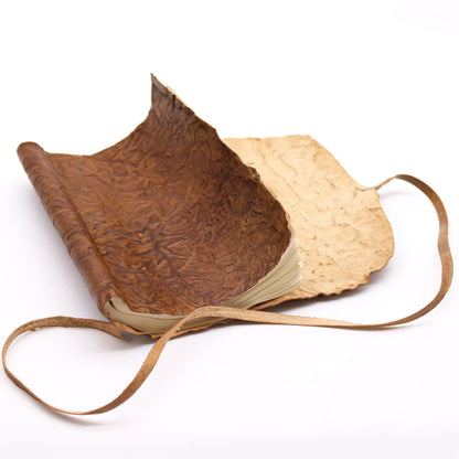 Alt Tag: Rullad reseanteckningsbok i läder – Natur (96 sidor, 21 × 15 CM) öppen handgjord läderdagbok med knytband och strukturerade sidor