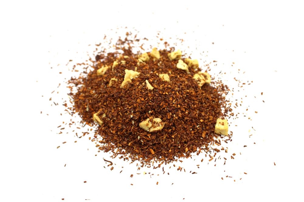 Rooibos Apple Cinnamon – Artisan Tea Blend 1KG té rooibos a granel con trozos de manzana y canela, mezcla artesanal sobre fondo blanco